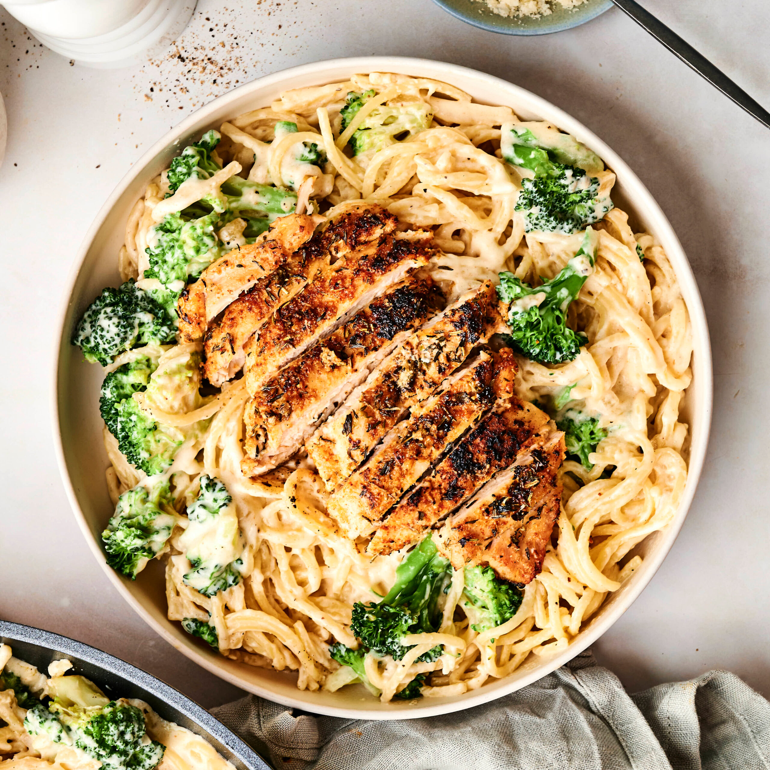 Creamy chicken with spaghetti and broccoli.. easy dinner 